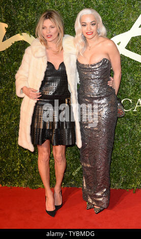 Britische Modell Kate Moss und Sängerin Rita Ora nehmen an der "British Fashion Awards" am Kolosseum in London am 2. Dezember 2013. UPI/Rune Hellestad Stockfoto