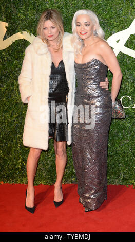 Britische Modell Kate Moss und Sängerin Rita Ora nehmen an der "British Fashion Awards" am Kolosseum in London am 2. Dezember 2013. UPI/Rune Hellestad Stockfoto