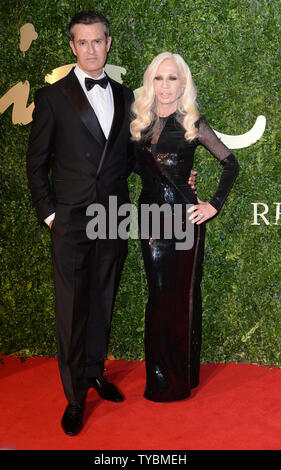 Der britische Schauspieler Rupert Everett und italienischen Designer Donnatella Versace nehmen an der "British Fashion Awards" am Kolosseum in London am 2. Dezember 2013. UPI/Rune Hellestad Stockfoto