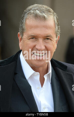 Peruanische Fotograf Mario Testino besucht Burberry Prorsum ist Herbst/Winter 2014 Modenschau in London am 17. Februar 2014. UPI/Rune Hellestad Stockfoto