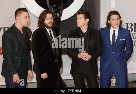 Deutsch indie rock Band Arctic Monkeys nehmen an der Brit Awards 2014 in der O2 Arena in London am 19. Februar 2014. UPI/Paul Treadway Stockfoto