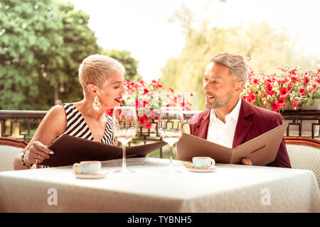 Paar der Unternehmer das gute Gefühl beim Lesen der Speisekarte im Restaurant Stockfoto