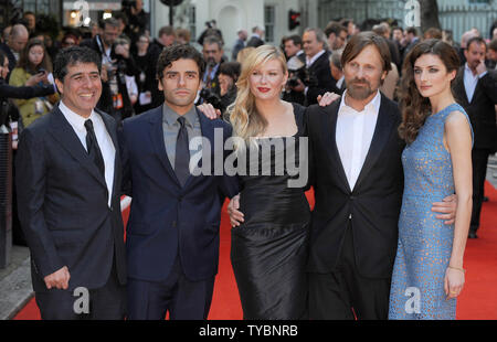 Iranian-British Drehbuchautor/Regisseur Hossein Amini, der Guatemaltekischen Schauspieler Oscar Isaac, US-amerikanische Schauspielerin Kirsten Dunst, dänischer Schauspieler Viggo Mortensen und englische Schauspielerin Daisy Bevan nehmen an der UK Premiere von "Die zwei Gesichter des Januar 'Im Curzon Mayfair in London am 13. Mai 2014. UPI/Paul Treadway Stockfoto