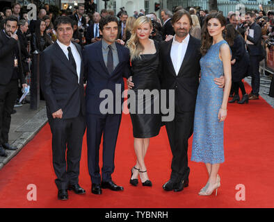 Iranian-British Drehbuchautor/Regisseur Hossein Amini, der Guatemaltekischen Schauspieler Oscar Isaac, US-amerikanische Schauspielerin Kirsten Dunst, dänischer Schauspieler Viggo Mortensen und englische Schauspielerin Daisy Bevan nehmen an der UK Premiere von "Die zwei Gesichter des Januar 'Im Curzon Mayfair in London am 13. Mai 2014. UPI/Paul Treadway Stockfoto