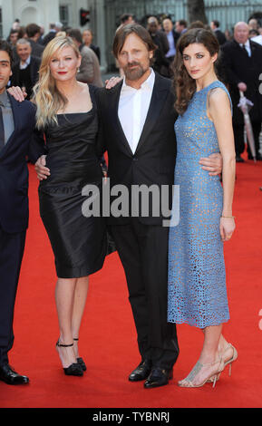 Die amerikanische Schauspielerin Kirsten Dunst, dänischer Schauspieler Viggo Mortensen und englische Schauspielerin Daisy Bevan nehmen an der UK Premiere von "Die zwei Gesichter des Januar 'Im Curzon Mayfair in London am 13. Mai 2014. UPI/Paul Treadway Stockfoto