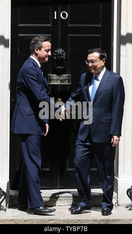 Der britische Premierminister David Cameron erfüllt chinesische Ministerpräsident Li Keqiang an Nr. 10 Downing Street, London am Dienstag, 16. Juni 2014. Herr Keqiang ist in Großbritannien auf einer dreitägigen Handel und kulturellen Besuchen. UPI/Hugo Philpott Stockfoto