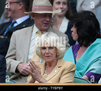 Camilla, Herzogin von Cornwall Uhren das Tennis von der Royal Box an Tag drei der Wimbledon Championships 2014 in London am 25. Juni 2014. UPI/Hugo Philpott Stockfoto