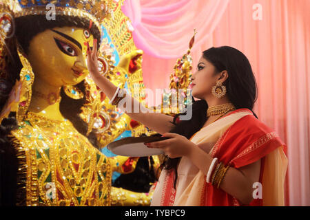 Bengali verheiratete Frau Anbetung Göttin Durga Stockfoto