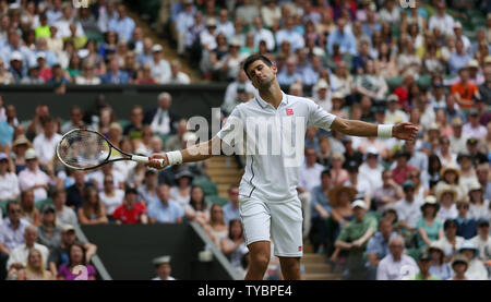 Serbische Novak Djokovic reagiert in seinem Match gegen Frankreichs Gilles Simon an Tag 5 der Wimbledon Championships 2014 in London am 27. Juni 2014. Djokovic gewann das Spiel 6-4, 6-2, 6-4. UPI/Hugo Philpott Stockfoto