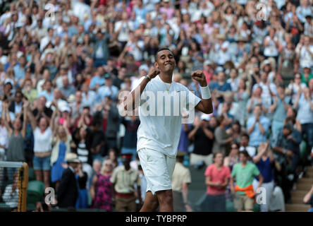 Australier Nick Kyrgios feiert Sieg in seinem Match gegen Spaniens Rafa Nadal an Tag 8 der Wimbledon Championships 2014 in London am 01. Juli 2014. Kyrgios gewann das Spiel 7-6, 6-7, 7-6, 6-3. UPI/Hugo Philpott Stockfoto