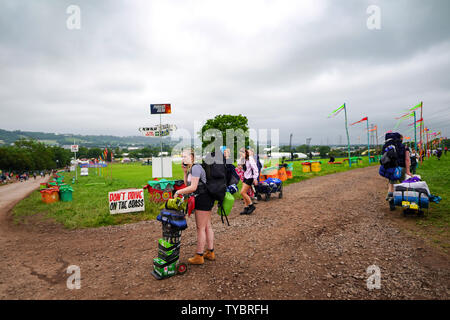 Glastonbury, Großbritannien. Mittwoch, 26 Juni, 2019. Festivalbesucher Anreise am Tag 1 der 2019 Glastonbury Festival. Foto: Roger Garfield/Alamy leben Nachrichten Stockfoto