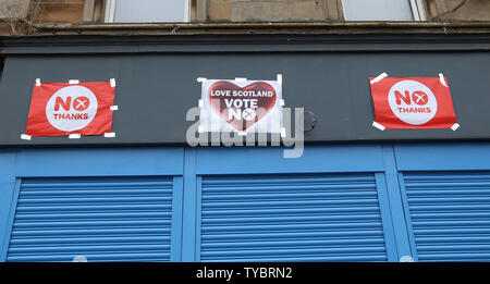 Nein Plakate gegen Unabhängigkeit am Tag schottische Bewohnern die zukünftige politische Richtung, die ihr Land in Glasgow, Schottland am 18. September 2014 dauert, entscheiden. 97 Prozent der Bevölkerung registriert hat zu stimmen. Das Urteil soll morgen Vormittag bekannt gegeben. UPI/Hugo Philpott Stockfoto