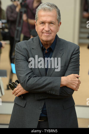 Peruanische Fotograf Mario Testino besucht Burberry Prorsum der Frühjahr/Sommer 2015 Catwalk Show in London am 15. September 2014. UPI/Rune Hellestad Stockfoto