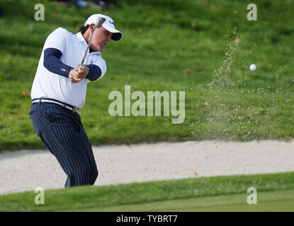 Die USA Phil Mickelson Chips aus dem Bunker am Morgen fourball Match gegen Europas Rory Mcllroy und Sergio Garcia am ersten Tag des auf die Ryder Schale 2014 in Gleneagles, Schottland am 26. September 2014. Mickelson und Bradley das Match für die USA Team gewonnen. UPI/Hugo Philpott Stockfoto
