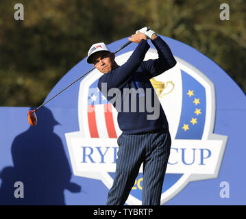 Die USA Rickie Fowler stücke weg am Morgen fourball Match gegen Europas Martin Kaymer und Thomas Bjorn am ersten Tag des auf die Ryder Schale 2014 in Gleneagles, Schottland am 26. September 2014. Das Match wurde halbiert. UPI/Hugo Philpott Stockfoto