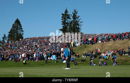 Europas Rory Mcllroy Schläge auf dem 14 Grün am Morgen fourball Match gegen die USA Phil Mickelson und Keegan Bradley am ersten Tag des auf die Ryder Schale 2014 in Gleneagles, Schottland am 26. September 2014. Mickelson und Bradley das Match gewonnen. UPI/Hugo Philpott Stockfoto