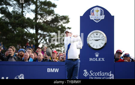 Europas Rory Mcllroy stücke weg am Morgen fourball Match gegen die USA Rickie Fowler und Jimmy Walker am zweiten Tag der Ryder Schale 2014 in Gleneagles, Schottland am 27. September 2014. Das Match wurde halbiert. UPI/Hugo Philpott Stockfoto