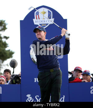 Die USA Jimmy Walker T-Stücke weg am Morgen fourball Match gegen Europas Rory Mcllroy und Ian Poulter am zweiten Tag der Ryder Schale 2014 in Gleneagles, Schottland am 27. September 2014. Das Match wurde halbiert. UPI/Hugo Philpott Stockfoto