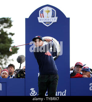 Die USA Rickie Fowler stücke weg am Morgen fourball Match gegen Europas Rory Mcllroy und Ian Poulter am zweiten Tag der Ryder Schale 2014 in Gleneagles, Schottland am 27. September 2014. Das Match wurde halbiert. UPI/Hugo Philpott Stockfoto