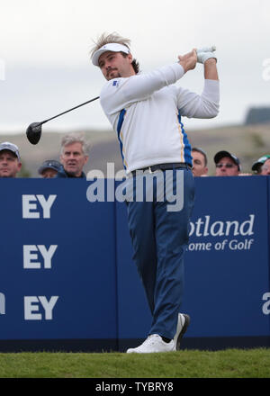 Europas Victor Dubuisson stücke weg am Nachmittag Viererspiele Match gegen die USA Jimmy Walker und Rickie Fowler am zweiten Tag der Ryder Schale 2014 in Gleneagles, Schottland am 27. September 2014. UPI/Hugo Philpott Stockfoto
