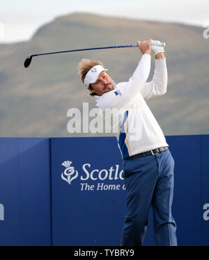 Europas Victor Dubuisson stücke weg am Nachmittag Viererspiele Match gegen die USA Jimmy Walker und Rickie Fowler am zweiten Tag der Ryder Schale 2014 in Gleneagles, Schottland am 27. September 2014. UPI/Hugo Philpott Stockfoto