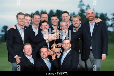 Die Mitglieder des Europäischen Team halten Sie die Ryder Schale nach den Vereinigten Staaten das Besiegen von sechzehn und eine halbe Punkte zu elfeinhalb Punkte am letzten Tag der Ryder Schale 2014 in Gleneagles, Schottland am 28. September 2014. UPI/Hugo Philpott Stockfoto