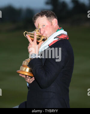 Europäische Jamie Donaldson hält die Ryder Schale nach den Vereinigten Staaten das Besiegen von sechzehn und eine halbe Punkte zu elfeinhalb Punkte am letzten Tag der Ryder Schale 2014 in Gleneagles, Schottland am 28. September 2014. UPI/Hugo Philpott Stockfoto