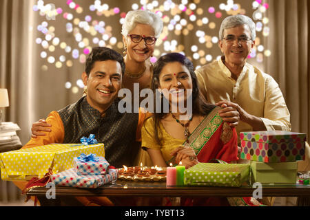 Familie zusammen zu sitzen und Lächeln, mit Geschenken anlässlich von diwali Stockfoto