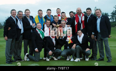 Die Mitglieder des Europäischen Team halten Sie die Ryder Schale nach den Vereinigten Staaten das Besiegen von sechzehn und eine halbe Punkte zu elfeinhalb Punkte am letzten Tag der Ryder Schale 2014 in Gleneagles, Schottland am 28. September 2014. UPI/Hugo Philpott Stockfoto