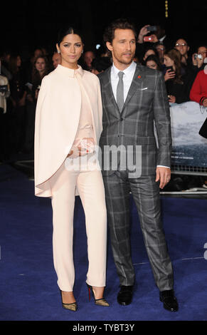 Brasilianische Model und Designerin Camila Alves und amerikanische Schauspieler Matthew McConaughey teilnehmen Die Europäische Erstaufführung von "INTERSTELLAR" im Odeon am Leicester Square in London am 29. Oktober 2014. UPI/Paul Treadway Stockfoto