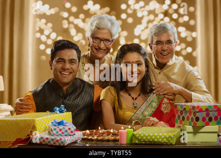 Familie zusammen zu sitzen und Lächeln, mit Geschenken anlässlich von diwali Stockfoto