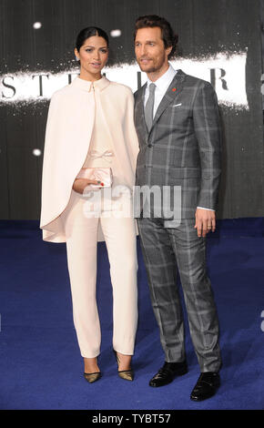 Brasilianische Model und Designerin Camila Alves und amerikanische Schauspieler Matthew McConaughey teilnehmen Die Europäische Erstaufführung von "INTERSTELLAR" im Odeon am Leicester Square in London am 29. Oktober 2014. UPI/Paul Treadway Stockfoto