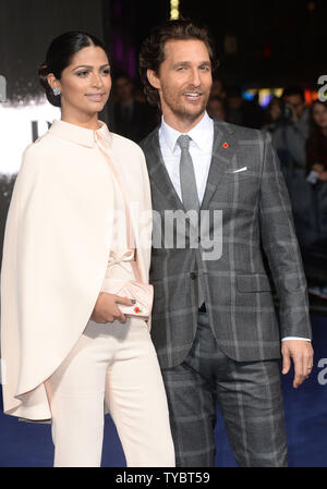 Brasilianische Model und Designerin Camila Alves und amerikanische Schauspieler Matthew McConaughey teilnehmen Die Europäische Erstaufführung von "INTERSTELLAR" im Odeon am Leicester Square in London am 29. Oktober 2014. UPI/Paul Treadway Stockfoto