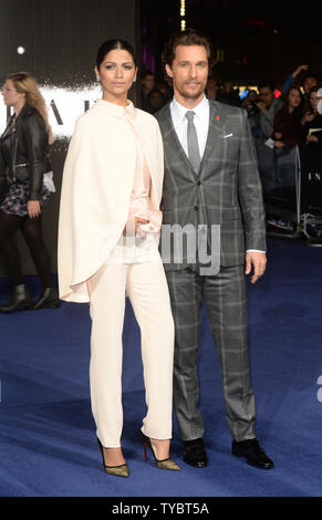 Brasilianische Model und Designerin Camila Alves und amerikanische Schauspieler Matthew McConaughey teilnehmen Die Europäische Erstaufführung von "INTERSTELLAR" im Odeon am Leicester Square in London am 29. Oktober 2014. UPI/Paul Treadway Stockfoto