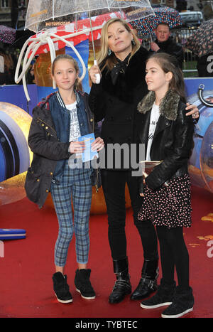 Englisch model Kate Moss und Tochter Lila Grace besuchen die Weltpremiere von "paddington" im Odeon am Leicester Square in London am 23. November 2014. UPI/Paul Treadway Stockfoto