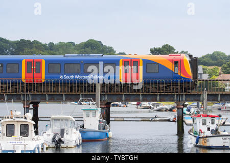 South Western Railway Zug über eine Brücke über den Fluss in Lymington Lymington Fähre Richtung Stockfoto