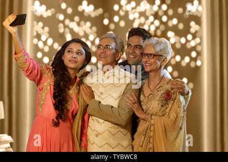 Indische Familie selfie oder Foto zu Hause auf Diwali-fest Stockfoto