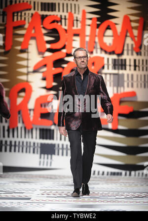 Der britische Schauspieler Rupert Everett in "Fashion For Relief" Modenschau in London am 19. Februar 2015. Foto von Rune Hellestad/UPI Stockfoto