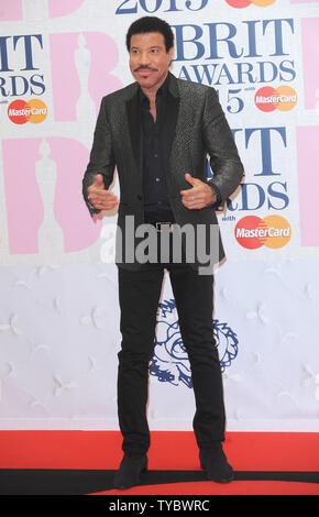 Amerikanische Sänger Lionel Richie nimmt an der Brit Awards in London 2015, die am 25. Februar 2015. Foto von Paul Treadway/UPI Stockfoto