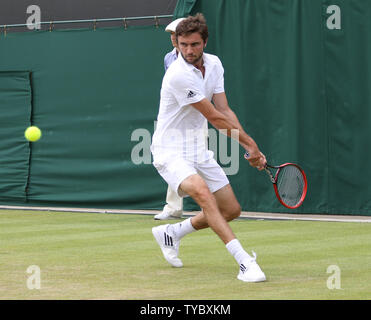 Frankreichs Gilles Simon gibt den Ball in seinem Match gegen die Slowakei Blaz Kavcic an Tag vier der 2015 Wimbledon Championships, London Am 02. Juli 2015. Foto von Hugo Philpott/UPI. Stockfoto