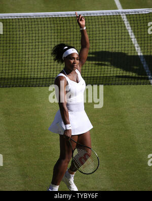 Amerikanische Serena Williams feiert Sieg im Halbfinale Spiel der Frauen gegen die Russin Maria Sharapova am 2015 Wimbledon Championships, London Am 09. Juli 2015. Williams gewann das Spiel 6-2, 6-4. Foto von Hugo Philpott/UPI. Stockfoto