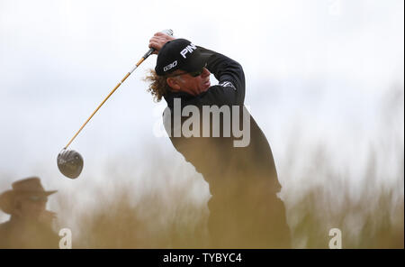 Der Spanier Miguel Angel Jimenez zweigt weg auf der vierten Bohrung am zweiten Tag der 144. offene Meisterschaft, St. Andrews am 16. Juli 2015. Foto von Hugo Philpott/UPI. Stockfoto