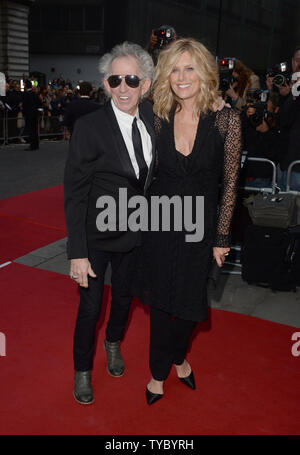 Englische Musiker Keith Richards und amerikanische Modell Patti Hansen an der GQ Männer des Jahres Auszeichnungen am Royal Opera House in London am 8. September 2015. Foto von Paul Treadway/UPI. Stockfoto