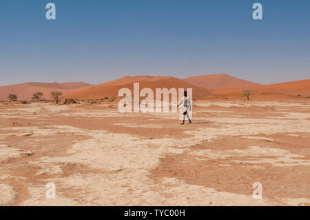 Dead Vlei, mit trockenen 900 Jahre alte Bäume stehen in der salzpfanne umgeben von aufragenden roten Sanddünen. Namib-Naukluft-Nationalpark, Namibia. Stockfoto