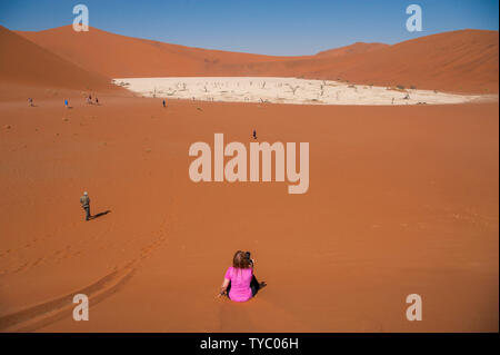 Dead Vlei, mit trockenen 900 Jahre alte Bäume stehen in der salzpfanne umgeben von aufragenden roten Sanddünen. Namib-Naukluft-Nationalpark, Namibia. Stockfoto