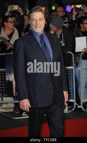 Amerikanische Schauspieler John Goodman besucht eine Siebung für 'Trumbo" während der 59. Tagung der BFI London Film Festival im Odeon, Leicester Square in London am 8. Oktober 2015. Foto von Paul Treadway/UPI Stockfoto