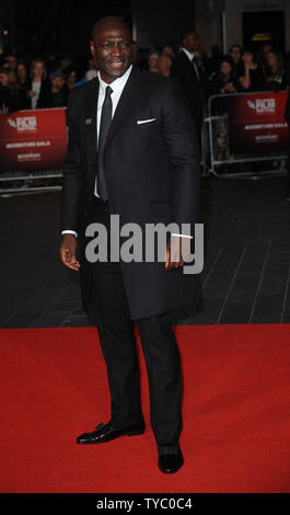 Der britische Schauspieler Adewale Akinnuoye - Agbaje besucht eine Siebung für 'Trumbo" während der 59. Tagung der BFI London Film Festival im Odeon, Leicester Square in London am 8. Oktober 2015. Foto von Paul Treadway/UPI Stockfoto