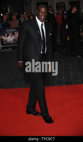 Der britische Schauspieler Adewale Akinnuoye - Agbaje besucht eine Siebung für 'Trumbo" während der 59. Tagung der BFI London Film Festival im Odeon, Leicester Square in London am 8. Oktober 2015. Foto von Paul Treadway/UPI Stockfoto