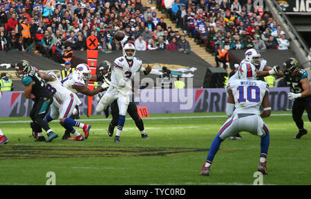 Buffalo Bills Quartal zurück Tyrod Taylor wirft den Fußball zu Wide Receiver Robert Woods im 2. Quartal des Internationalen NFL Serie Match gegen Jacksonville Jaguars im Wembley, London Am 25. Oktober 2015. Jacksonville gewann das Match 34-31. Foto von Hugo Philpott/UPI. Stockfoto