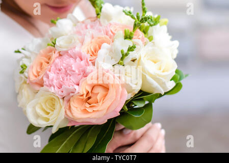 Schönen Wedding Bouquet von rosa und beige Rosen in die Hände der Braut close-up Stockfoto